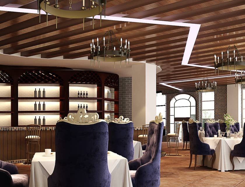 Sillas azules, mesas con manteles blancos, candelabros y mobiliario de un restaurante de lujo.