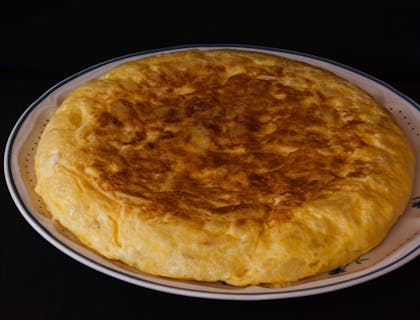 Una tortilla de patatas servida en un plato.