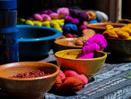 Platos de barro con detalles multicolor servidos con ingredientes de la comida guatemalteca en un restaurante guatemalteco.