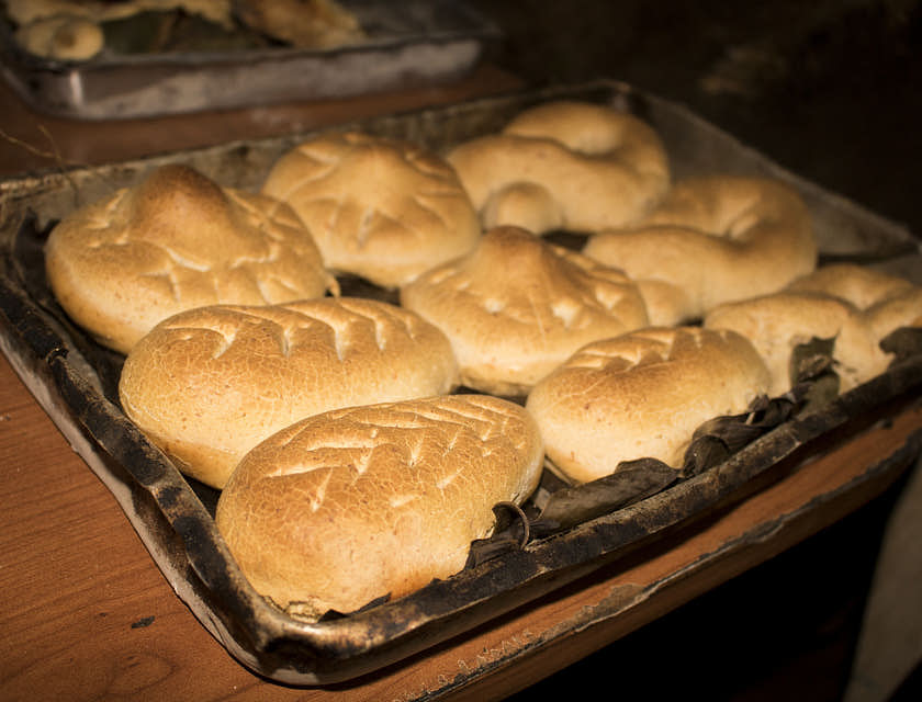 Panes típicos de Paraguay en una charola en un restaurante paraguayo