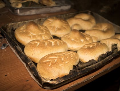 Panes típicos de Paraguay en una charola en un restaurante paraguayo