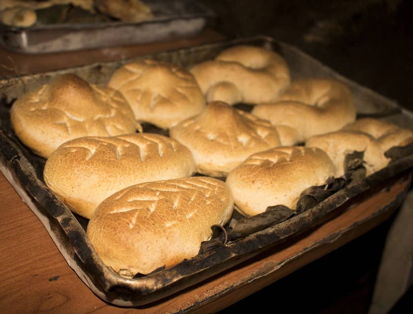 Panes típicos de Paraguay en una charola en un restaurante paraguayo