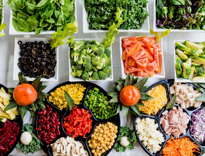 Barra de ensaladas con diversas verduras y legumbres en un restaurante saludable.