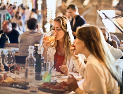 Un par de mujeres comiendo y bebiendo en un restaurante sueco.