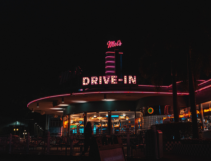 El exterior de un restaurante temático de noche.