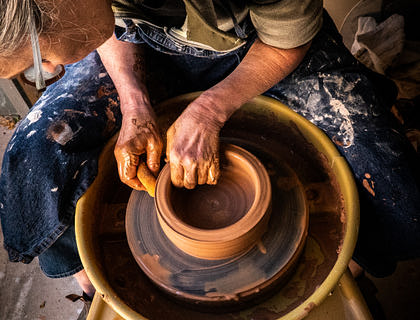 Un alfarero creando una vasija de barro en un taller de alfarería de Chinautla.