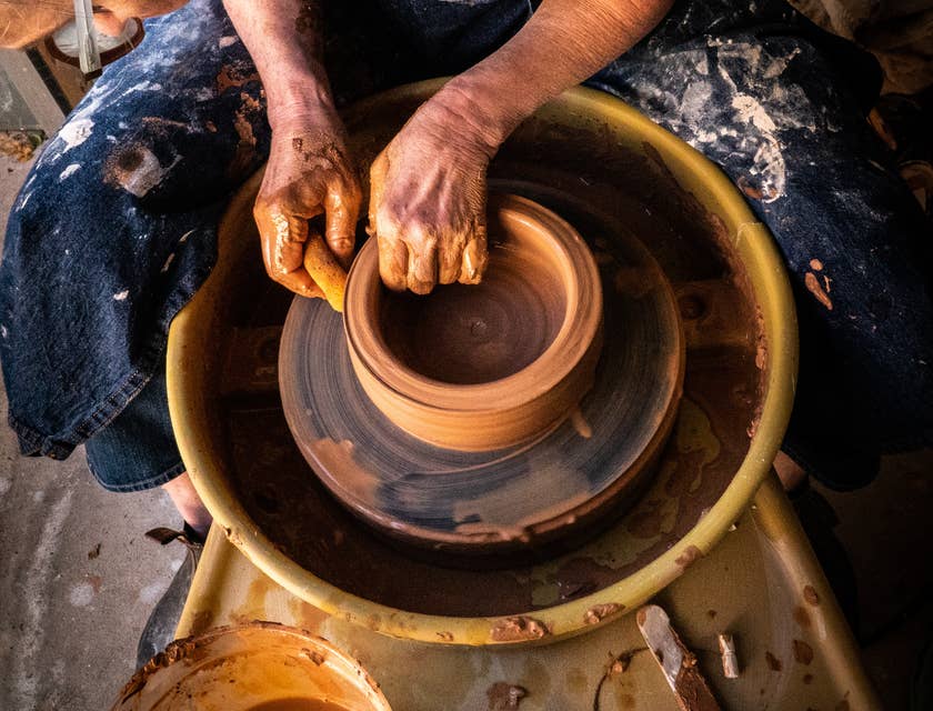 Un alfarero creando una vasija de barro en un taller de alfarería de Chinautla.