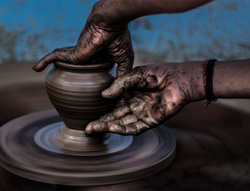 Las manos de un artesano peruano trabajando en un taller de cerámica de Chulucanas.