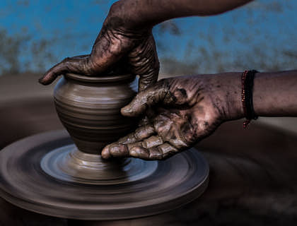 Las manos de un artesano peruano trabajando en un taller de cerámica de Chulucanas.