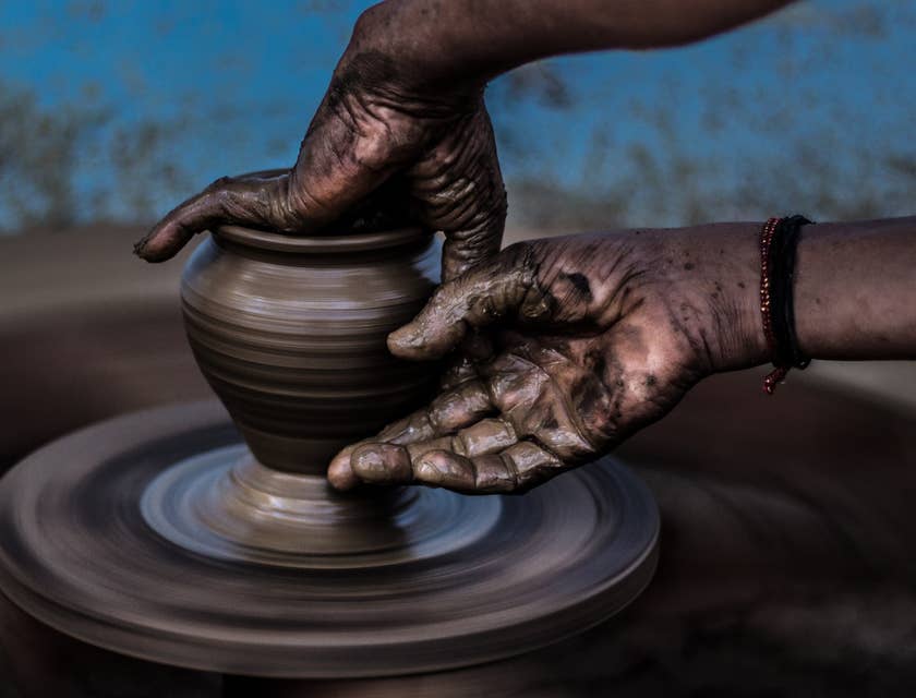 Las manos de un artesano peruano trabajando en un taller de cerámica de Chulucanas.