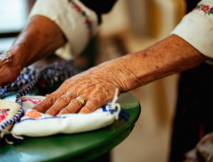 Manos de anciana Kuna sobre unas molas en un taller de confección de molas.