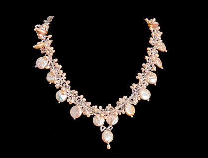 Collar de perlas y oro blanco de un taller de orfebrería.