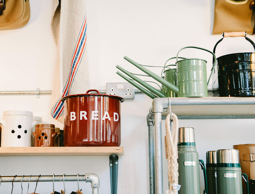 Exhibición de artículos de cocina y jardinería en una tienda de artículos para el hogar.