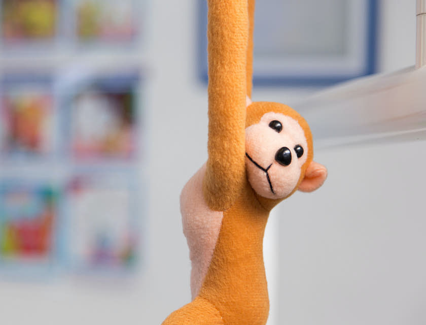 Changuito de felpa colgando en una tienda de bebé.