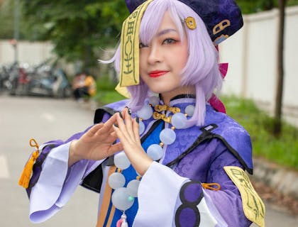 Una mujer haciendo un cosplay de un personaje de historietas para una tienda de Manga.