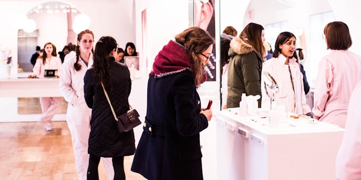 El interior de una tienda de maquillaje muy femenina por sus tonos rosas.