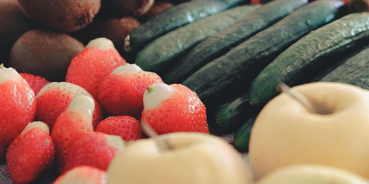 Frutas y verduras sobre una mesa en una tienda de productos de temporada.