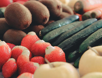 Frutas y verduras sobre una mesa en una tienda de productos de temporada.