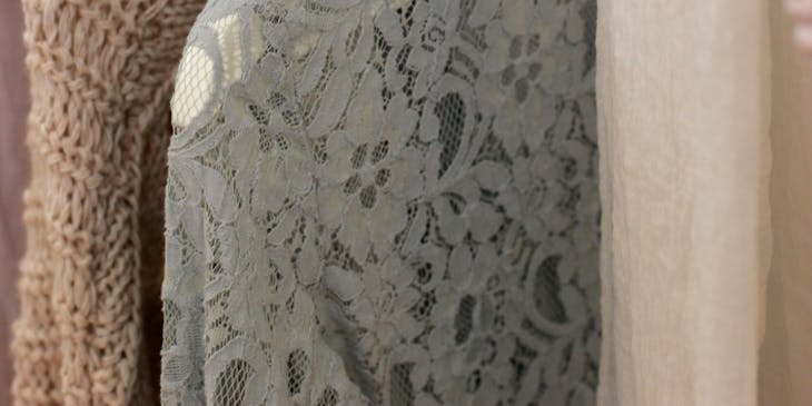 Colgador de ropa con blusas de mujer elaboradas con alpaca.