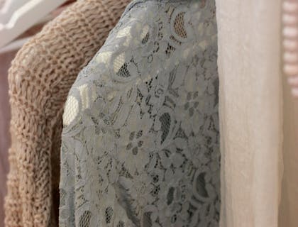 Colgador de ropa con blusas de mujer elaboradas con alpaca.