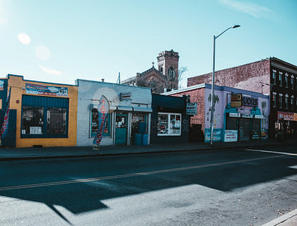 Una tintorería junto a otros negocios.