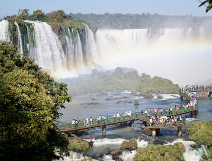 Vista desde las alturas de las cataratas del Iguazú con turistas en un puente en una excursión organizada por un tour a las cataratas del Iguazú