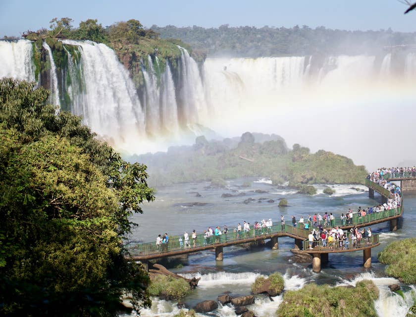 Vista desde las alturas de las cataratas del Iguazú con turistas en un puente en una excursión organizada por un tour a las cataratas del Iguazú