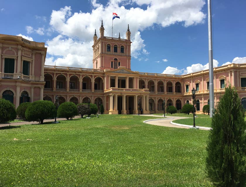 Palacio presidencial de Paraguay y sus jardines.