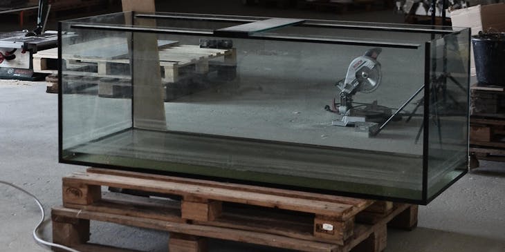 Acuario en fabricación en el taller de una vidriería.