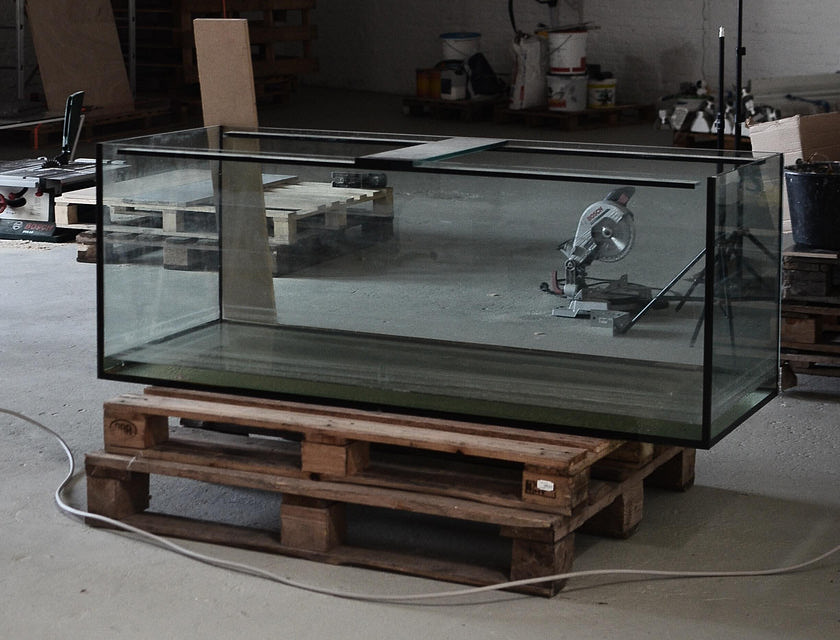 Acuario en fabricación en el taller de una vidriería.