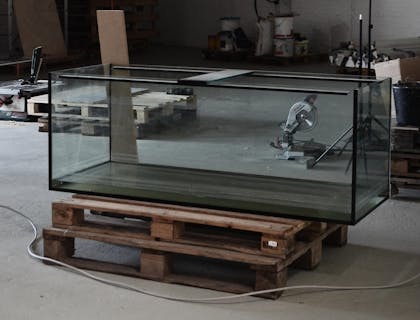 Acuario en fabricación en el taller de una vidriería.