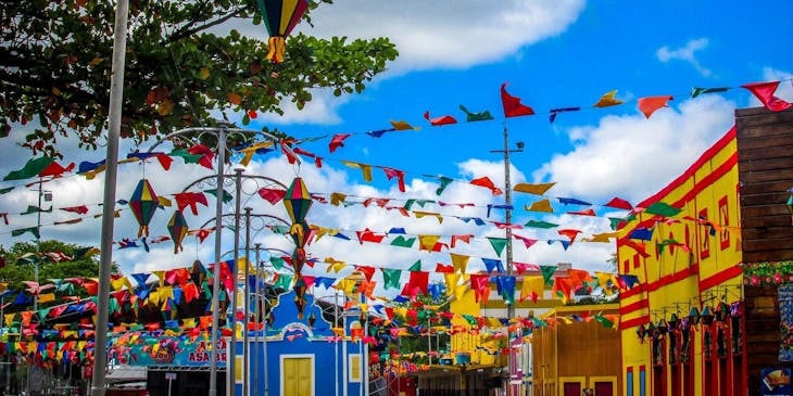 Bandeirinhas e balões de festa junina enfeitando a cidade