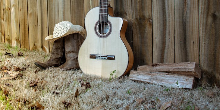 Um violão, botas e chapéu sertanejo