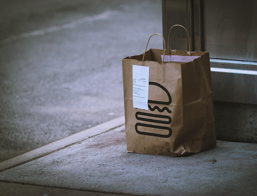 uma sacola com lanche entregue por um delivery de lanches