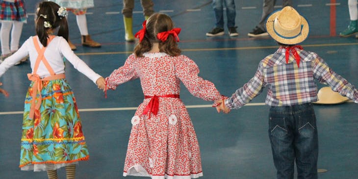 Crianças em uma quadrilha de festa junina