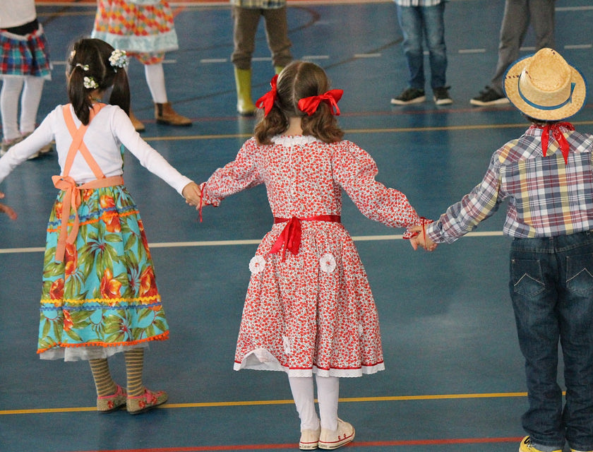 Crianças em uma quadrilha de festa junina