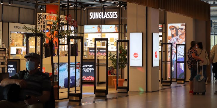 Um free shop dentro de um aeroporto.