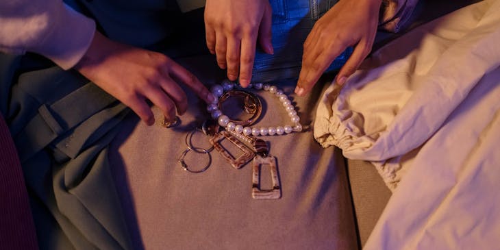 Três mãos indo pegar algumas bijuterias