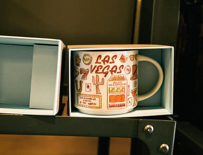 Uma caneca personalizada em uma caixa.