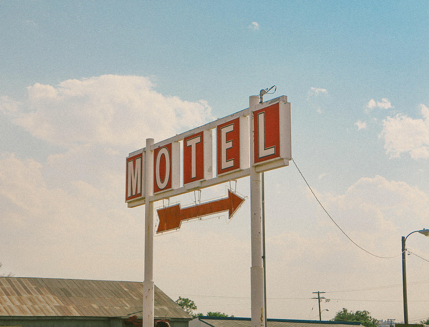 uma placa de um motel