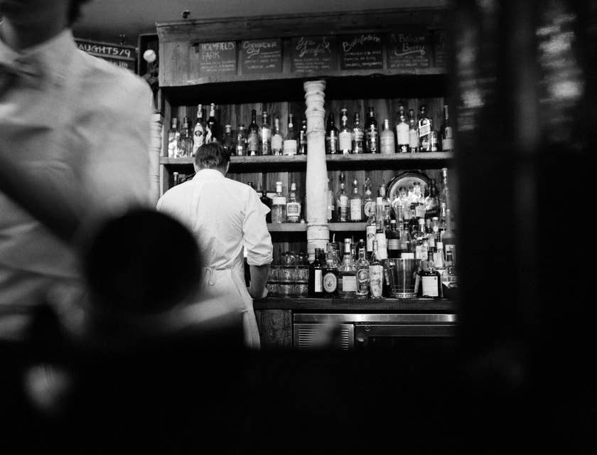 Due baristi che lavorano al bar di un circolo.