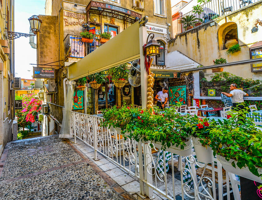Vista di un tipico ristorante siciliano a Taormina.
