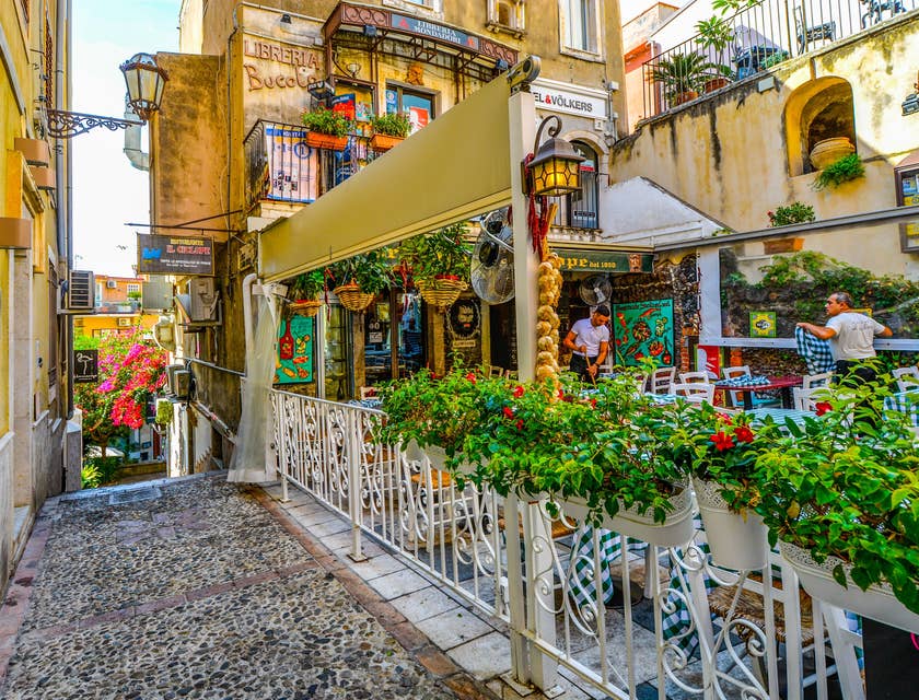 Vista di un tipico ristorante siciliano a Taormina.