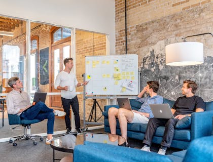 Un groupe d'homme en train de faire un debriefing dans un incubateur de start-ups.