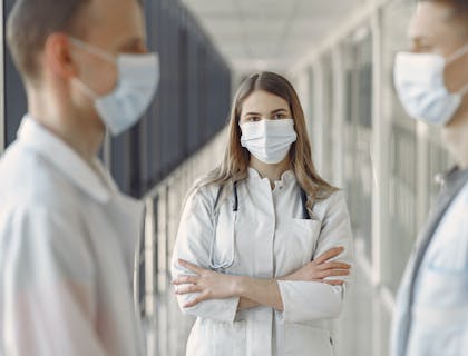 Des élèves infirmières à l'école d'infirmières.