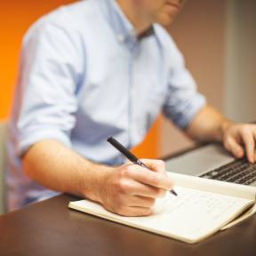 Obtén las licencias y certificaciones correspondientes.