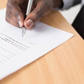Haz una lista de las licencias necesarias para iniciar un negocio inmobiliario.
