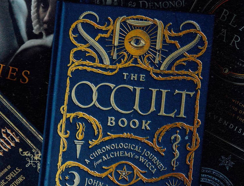 Um livro azul de ocultismo em um fundo preto.