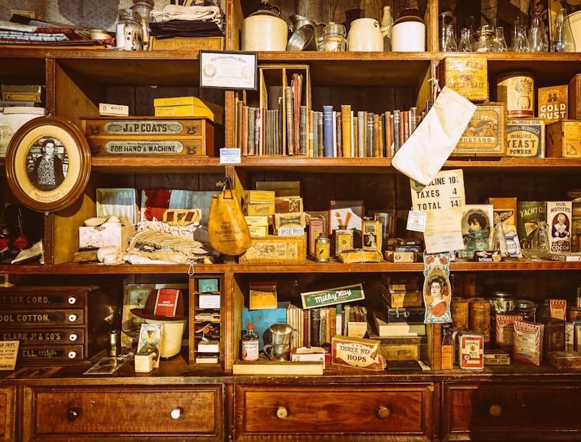 Oggetti antichi in una credenza.