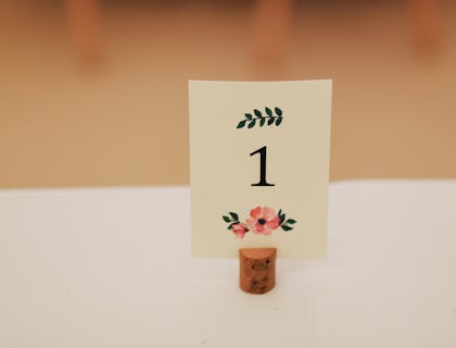 Un segnaposto con su scritto il numero uno.